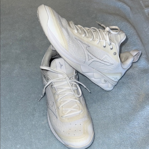 Mizuno White Athletic Shoes with Mesh Upper and Padded Collar - Picture 1 of 6